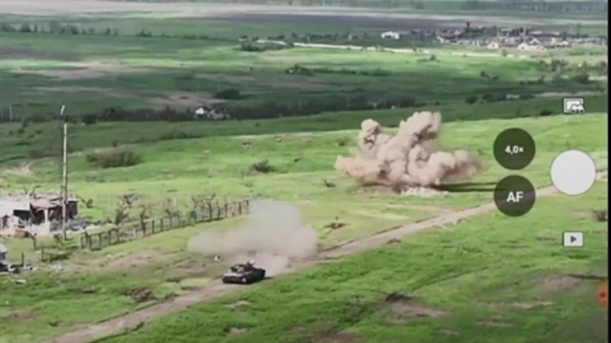 Xe tăng Nga đấu pháo với chốt phòng ngự Ukraine ở Donetsk